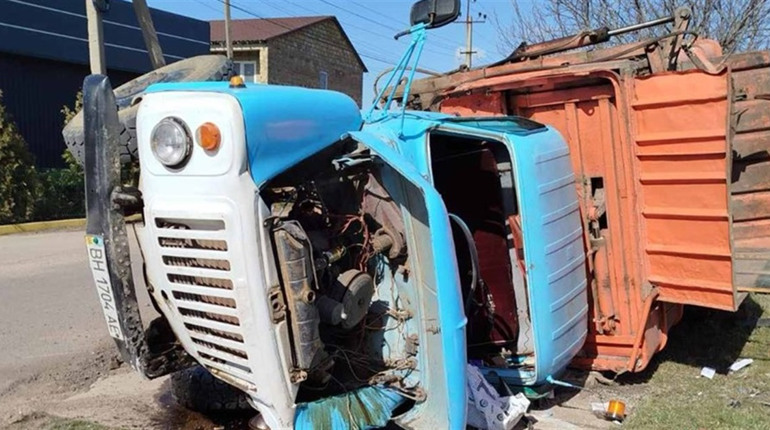 ДТП у Біляївці: легковик врізався у комунальний сміттєвоз. Є травмовані