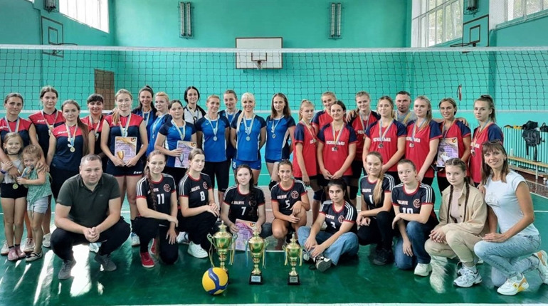 У Біляївці до Дня фізкультури і спорту відбувся волейбольний турнір: яка команда перемогла