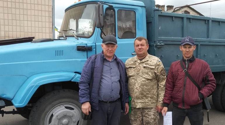У Вараському районі родина подарувала вантажівку ЗСУ. Господар їй і армії побажав перемоги