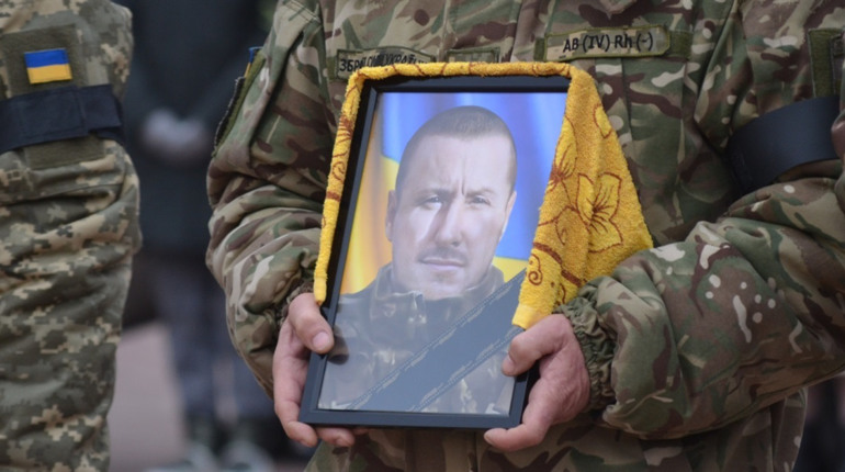 Став до небесного війська: южноукраїнці провели в останню путь Олександра Хрипуна