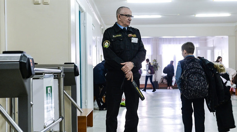 Металодетектори, відеоспостереження та охорона: в Україні затвердили нові правила безпеки в школах