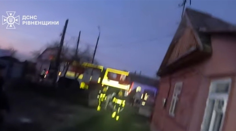 У Сарнах загорівся житловий будинок: сімʼю врятували завдяки сусідам