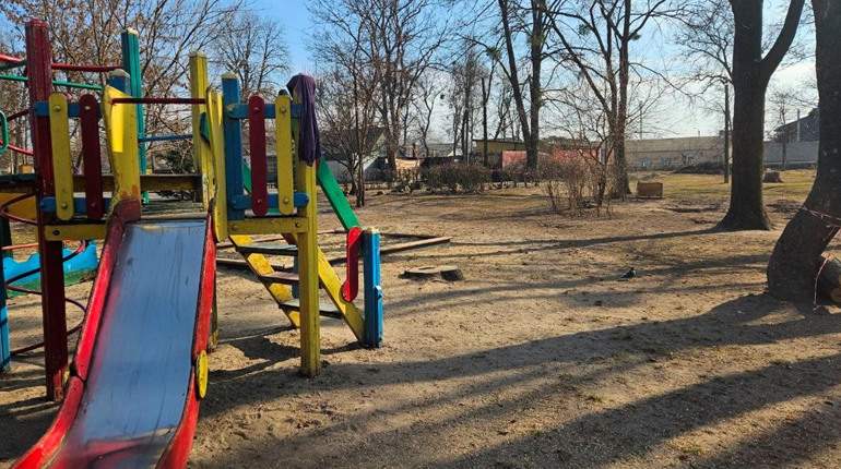У фастівському парку "Європейський" зрізали металеві атракціони