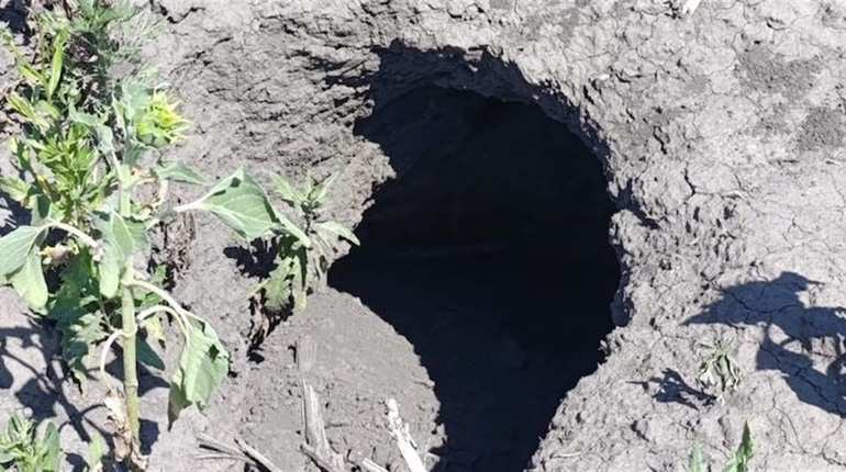 На полях Херсонщини після Каховської катастрофи з’являються провалля