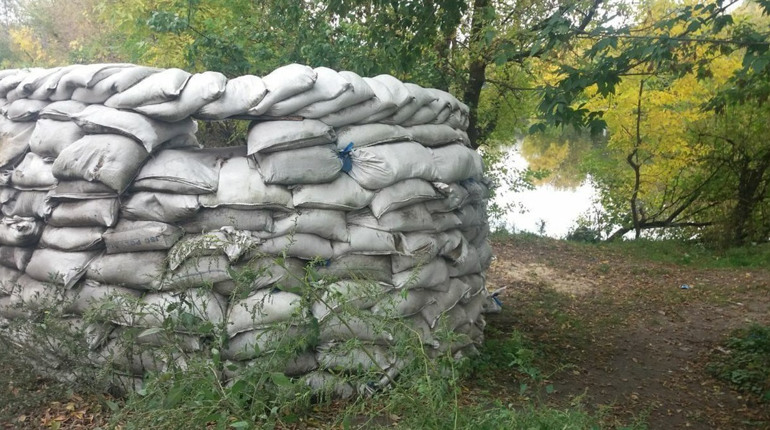 На Київщині чоловіки намагалися викрасти з блокпосту мішки з піском