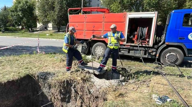 У Лозовій поблизу залізничної зупинки "Заводська" сталася аварія на водогоні. Хто залишився без води