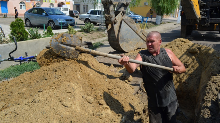 В Біляївці в центрі на Отамана Головатого реконструюють водогін: будуть тимчасові незручності 
