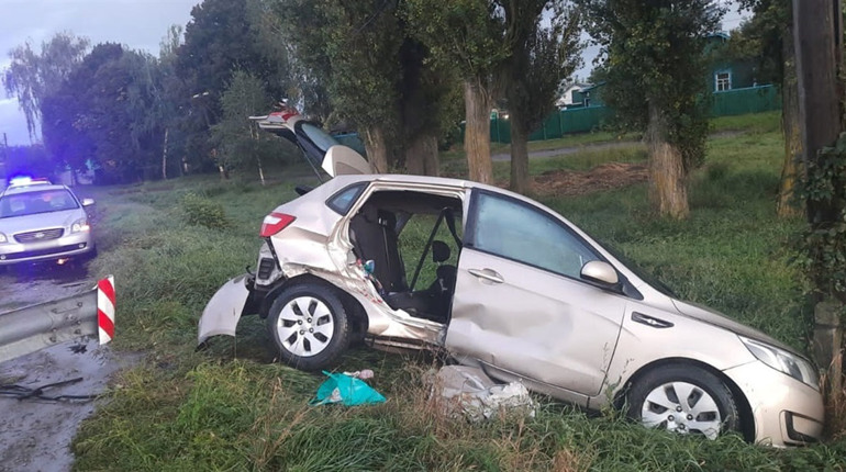 В Березні водійка KIA не врахувала дорожню обстановку та злетіла з траси: пасажирка померла на місці