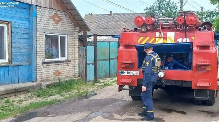 У Глухові горів гараж. Надзвичайники оперативно впоралися з вогнем