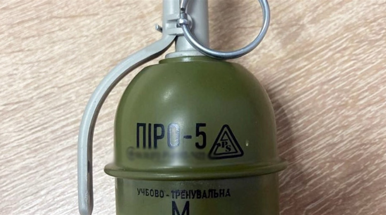 На Звягельщині продавчиню оштрафували за продаж піротехнічних засобів двом підліткам