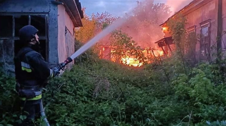 Внаслідок обстрілів на Глухівщині пошкоджено три приватні будинки та господарчу споруду
