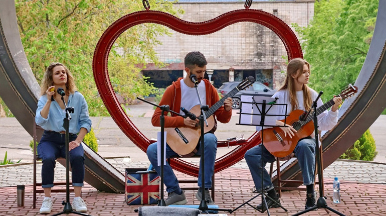 Просто неба серед зелені та дерев гурт EnGardBand створив для глядачів особливу атмосферу