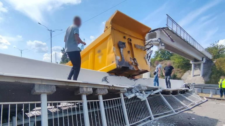 Біля Умані вантажівка зламала пішохідний міст через трасу