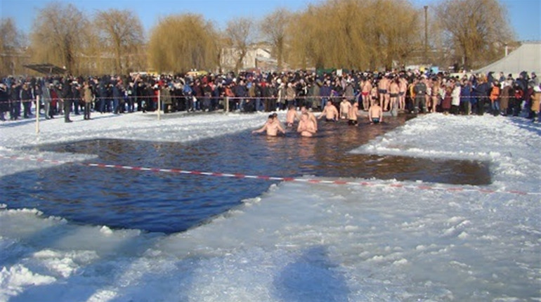 Як у Южному купалися на Водохреща (ФОТО)