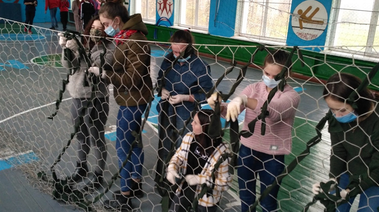 Школярі з Чортківщини плетуть маскувальні сітки на фронт