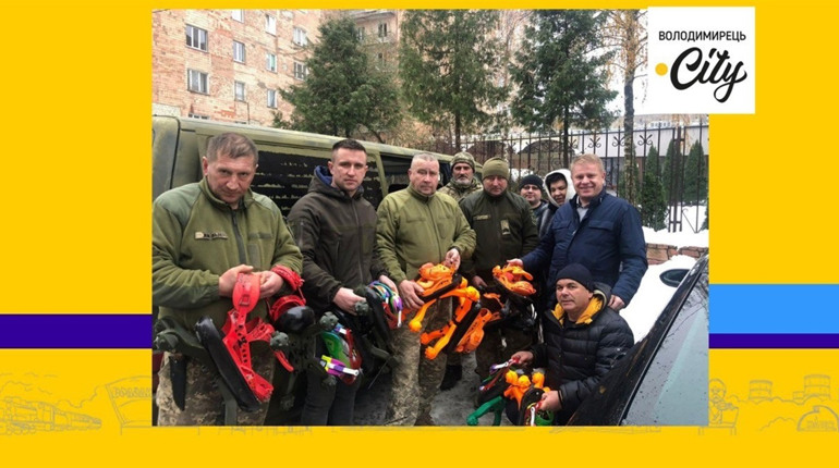 Протимінні чоботи отримали військові у Вараші від мецената-нардепа