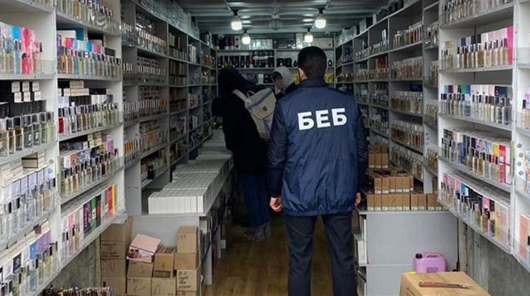 На 7-му кілометрі "розливали елітні парфуми": цех підробки світових брендів викрила поліція