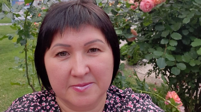 Переселенка з Гірського Оксана Діденко шиє одяг для ВПО та відправляє гуманітарку на фронт