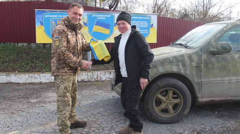 Авто для воїнів. Волонтери із Сатанова передали українським захисникам чергову автівку