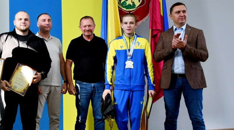 ВІТАЛИ ЮНОГО НІЖИНСЬКОГО БОКСЕРА