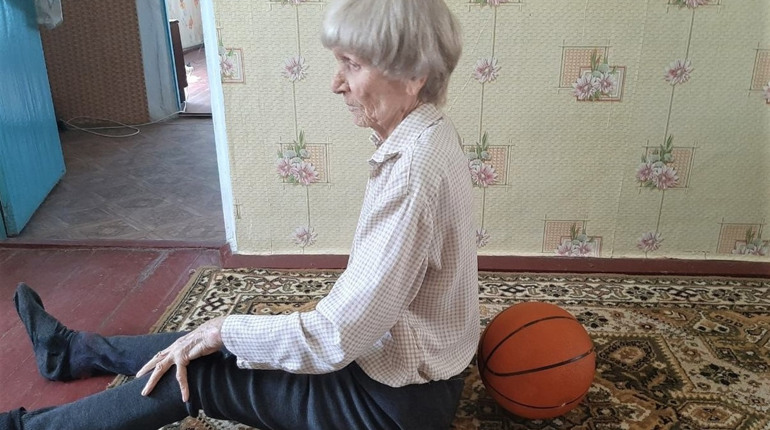 Бадьоре довголіття: 88-річна біляївчанка займається йогою, збирає трави і вірить у силу шунгіту