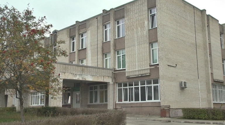 Ковідний шпиталь у Нетішині завантажений на 53%: в якому стані хворі і чи вистачає кисню