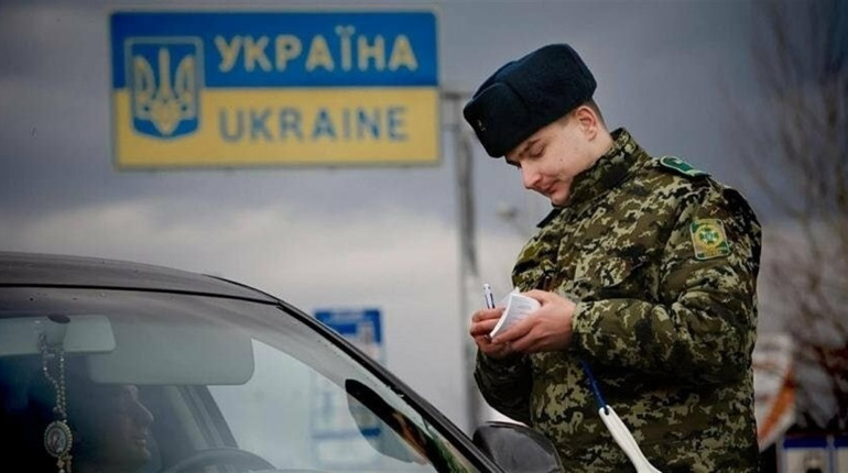 Заборонили виїзд за кордон чиновникам і депутатам: кому саме, чому, як щодо жінок, і чи є винятки