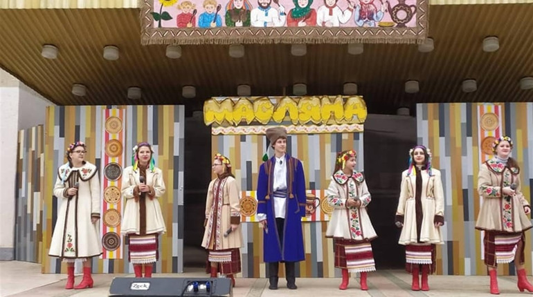 Їли млинці та палили опудало: в Южному відсвяткували Масляну (ФОТО)
