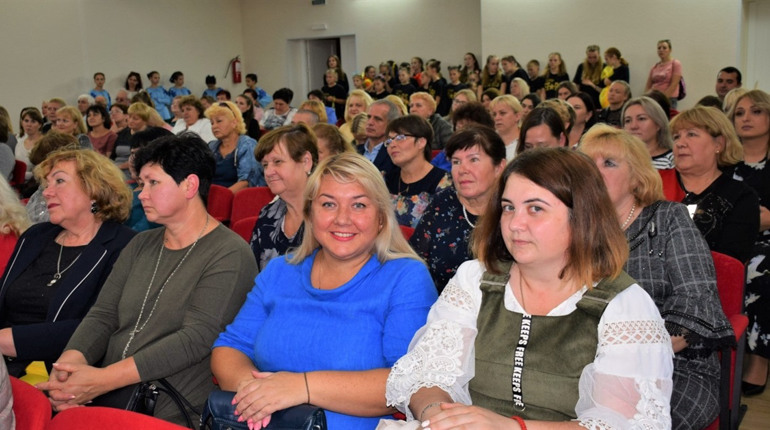 День освітян у Біляївці: вчителі отримали подяки від Верховної Ради, нагрудні знаки, інші нагороди