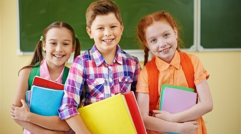 Подарунки для школярів: як нагороджували переможців фотоконкурсу «Back to school»