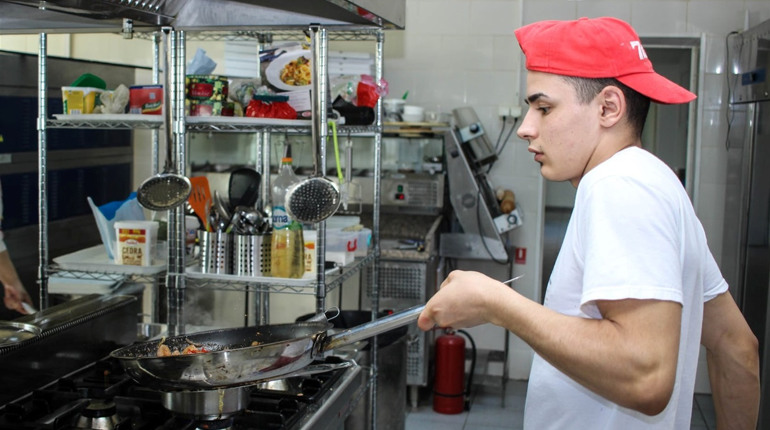 Медична сестра, офіціант та кухар: актуальні вакансії в Южноукраїнську