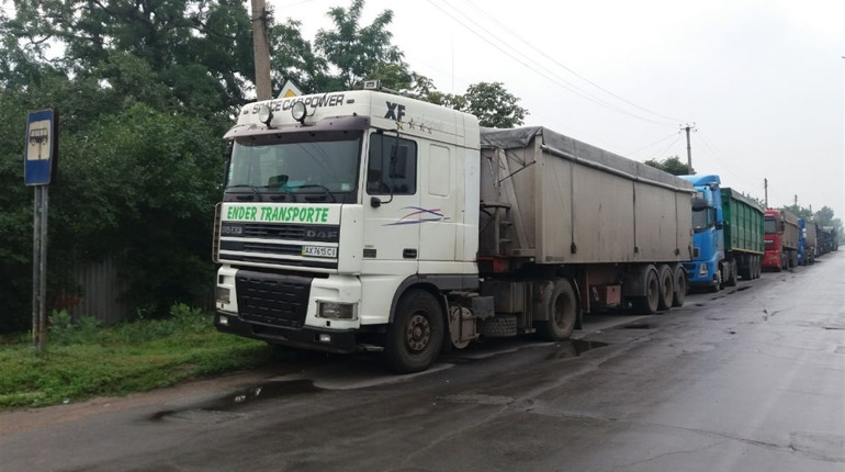У Сватовому заборонили великогабаритним машинам паркуватися на вулицях міста