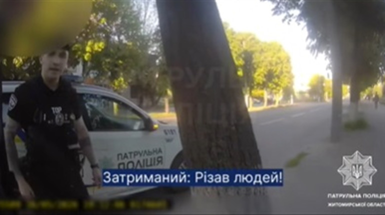 Біг вулицею з ножем та порізав двох перехожих: житомирські патрульні затримали нападника