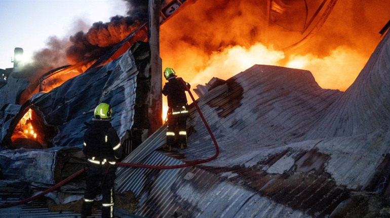 Росія атакувала Одещину дронами: масштабна пожежа на складах