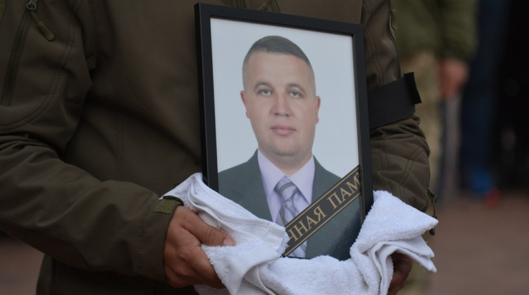 Живим коридором, прихиливши коліна южноукраїнці провели в останню путь Героя – Віктора Бабича