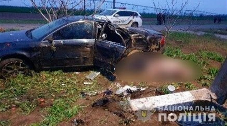 Audi врізався в електроопору