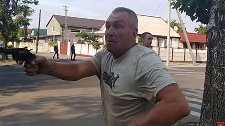 Нападнику на журналіста повернули пістолет