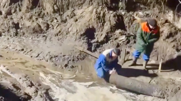 На Соборній у Сарнах тривають аварійні роботи: пояснили причину прориву та терміни відновлення