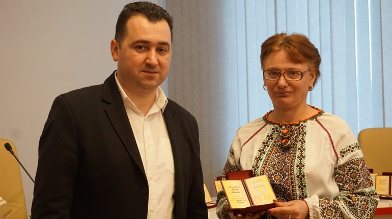 Жителька Чортківщини отримала почесну відзнаку «Мати-героїня»