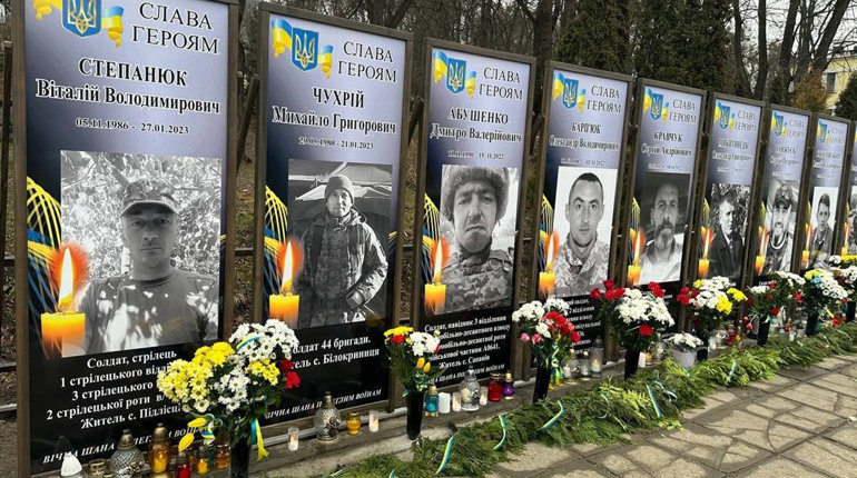 У річницю повномасштабного вторгнення у Кременці відкрили Алею пам'яті загиблих Героїв