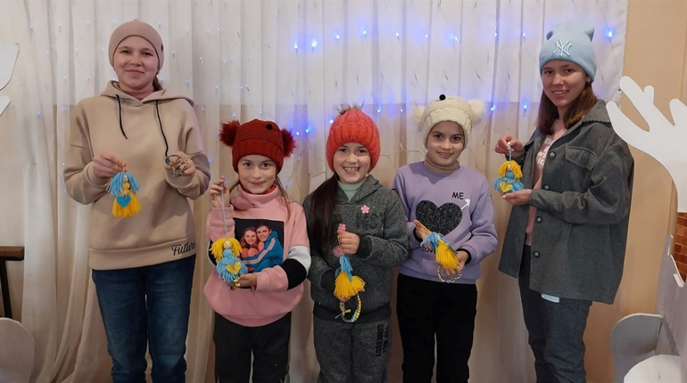 Пекли пиріжки та робили обереги. На Глухівщині діти та дорослі зібрали посилки для воїнів ЗСУ