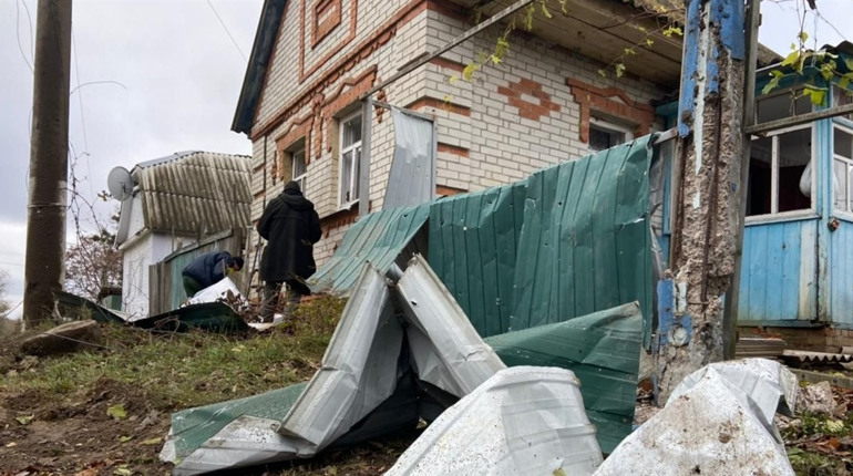 Через ворожі обстріли з артилерії і "Градів" пошкоджено 5 приватних будинків на Сумщині (фото)