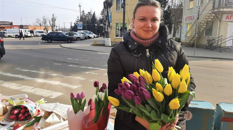 Купити море тюльпанів: у Біляївці запрацював квітковий ринок до 8 березня. Що пропонують, які ціни