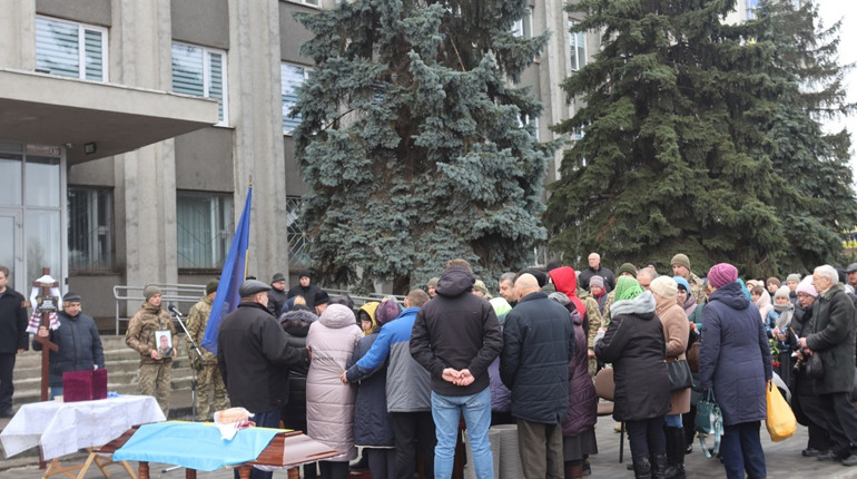 У Смілі в останню путь провели воїна та захисника Віталія Цьому