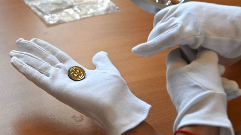 Бориславець намагався продати срібну брошку 5-го століття: його обвинувачують у привласненні скарбу