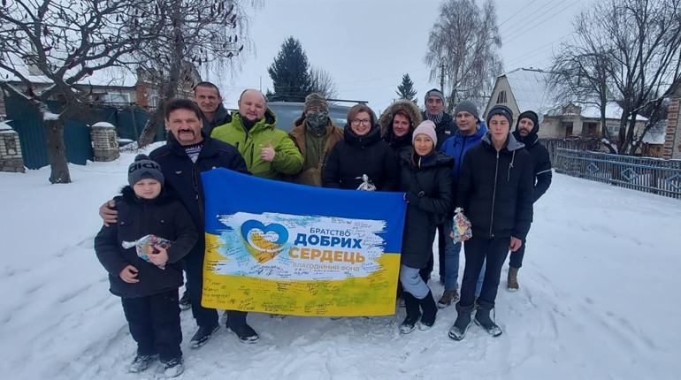 Діти прикордонних сіл Білопільщини отримали подарунки від волонтерів