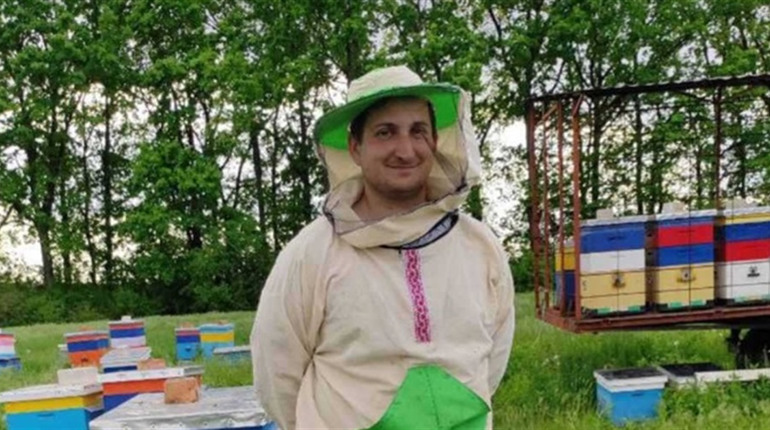 Як і чому дипломований дипломат і політолог з Любашівки Денис Поп став бджолярем