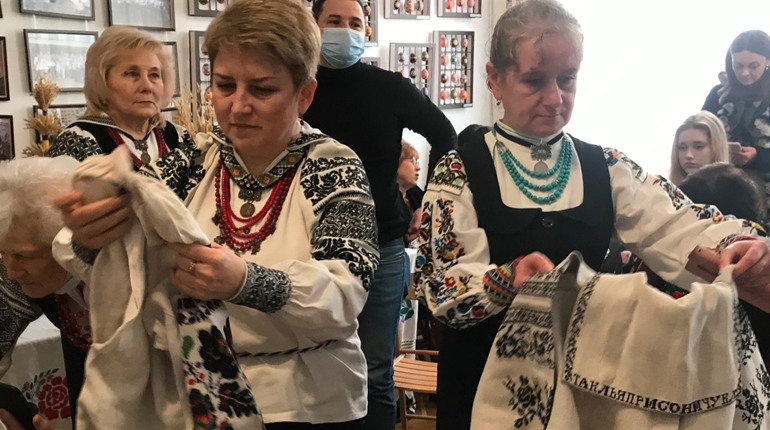 Сотні сокальських вишитих сорочок – у колекції мешканки Нововолинська Марії Доліновської