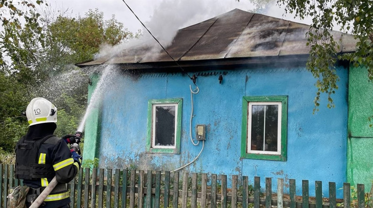 У селі Перемога неподалік Глухова горів житловий будинок (фото)
