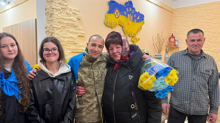 У Первомайську зустріли звільненого захисника України